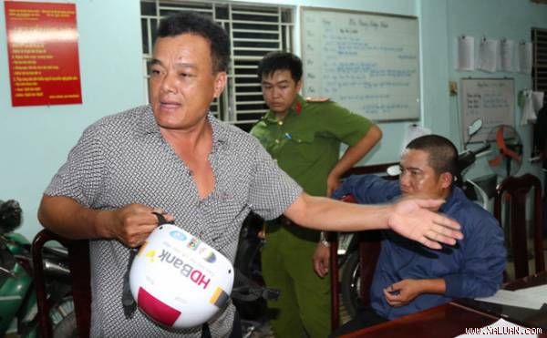 Xuân và Nghĩa (từ trái qua) tại trụ sở Công an phường.