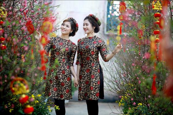 Thiếu nữ khoe sắc bên hoa Tết hình ảnh 8