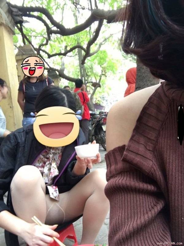 Nhìn cái mặt cười tươi thế kia. biết ngay là bún rất ngon rồi
