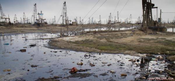  Một cái tên thường xuyên có trong danh sách những khu vực ô nhiễm nhất thế giới là Balakhani ở Azerbaijan, một nước cộng hòa Liên Xô cũ với các giàn khoan dầu đầy nước bẩn hôi thối và độc h�