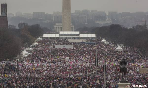 Đám đông tham gia cuộc “Tuần hành Chị em“ ở Washington D.C hôm 21/1. Ảnh: Washington Post