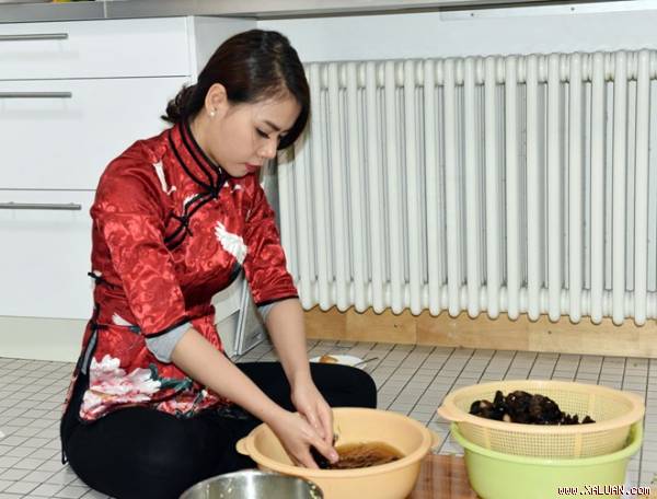 Chuẩn bị mâm cơm Việt đón Tết.