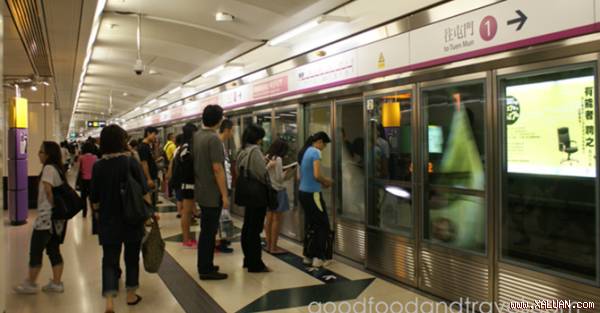 Bom xăng nổ trên tàu điện ở Hong Kong, 15 người bị thương