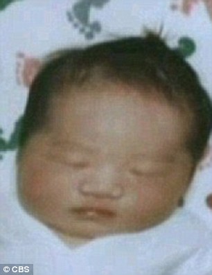 Bà mẹ ác ma cho con vào lò vi sóng quay chín và hiện trường kinh hoàng khi cảnh sát ập vào - 2