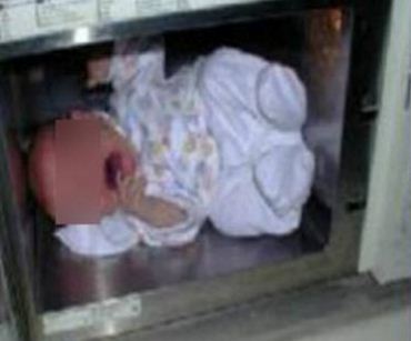 Bà mẹ ác ma cho con vào lò vi sóng quay chín và hiện trường kinh hoàng khi cảnh sát ập vào - 4