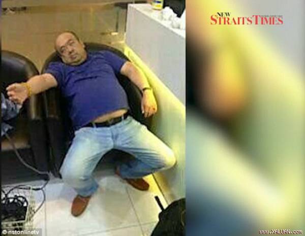  Kim Jong-nam té xuống ghế ngồi ở sân bay. Ảnh: NEW STRAITS TIMES
