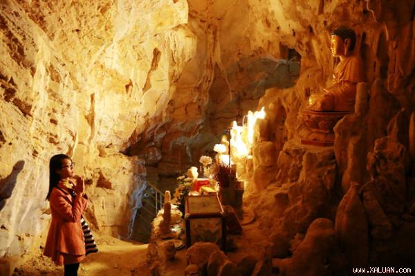 Động Vái Giời là động khô, là điểm tâm linh trước đây người dân kinh thành Hoa Lư lập đàn tế trời để cầu cho mưa thuận gió hòa, mùa màng bội thu.