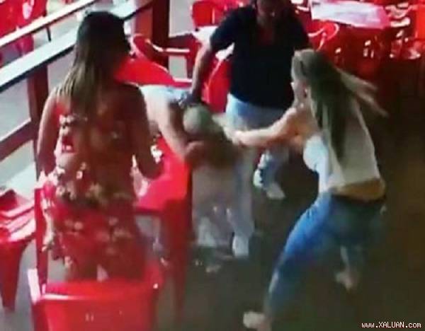 Cô gái trẻ xông vào quán cà phê bạt tai bạn trai, kéo tóc tình địch