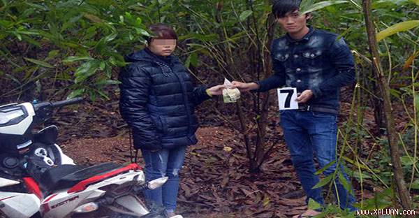 Đối tượng Nguyễn Văn Lộc tại địa điểm gây án khi cơ quan công an tiến hành dựng lại hiện trường.