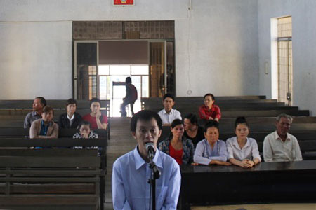 “Yêu râu xanh“ Trần Thiện Tín tại phiên xét xử (Ảnh: TAND Tối cao)