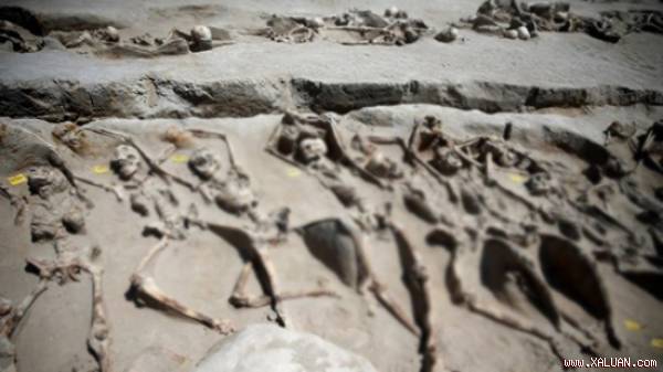 Phát hiện hơn 80 hài cốt đeo còng sắt trong cổ mộ