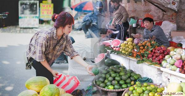 Chết điếng vì chê chồng giám đốc, vợ cặp bồ với anh bán hoa quả