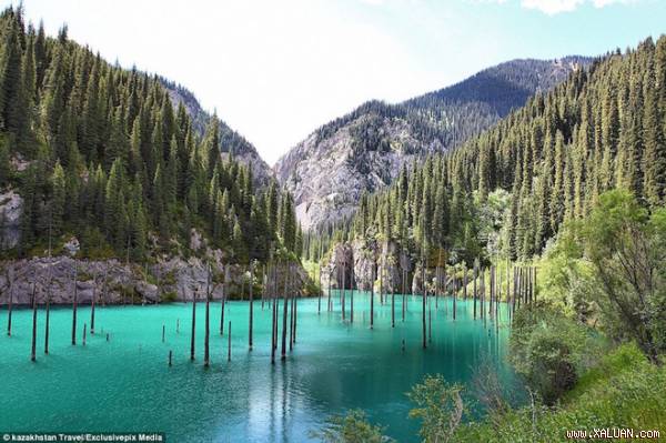 Hiếm nơi nào trên thế giới có hồ nước độc đáo như ở Kazakhstan.