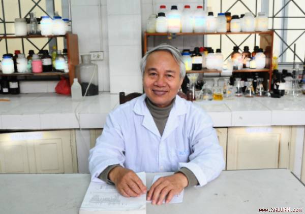  Phó giáo sư, Tiến sĩ Trần Hồng Côn - chuyên gia 43 năm giảng dạy tại khoa Hóa, Đại học Khoa học Tự nhiên (Đại học Quốc gia Hà Nội).