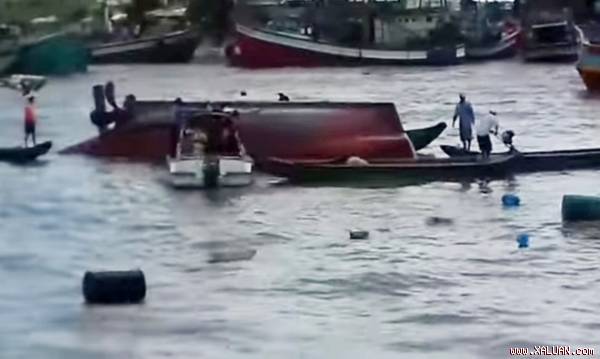  Lực lượng cứu hộ đang cứu vớt người gặp nạn. (Ảnh cắt từ clip)