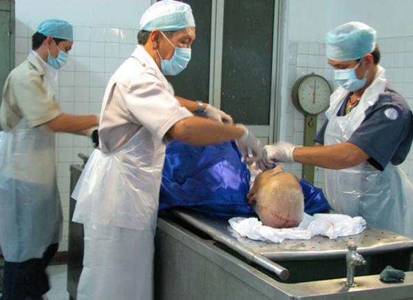Những người bảo quản xác chết - Kỳ 1: Đêm trong nhà xác hình ảnh 2