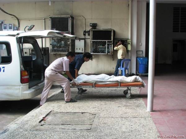 Chuyển thi thể vào hộc lạnh ban đêm. (Ảnh: Quốc Ngọc)