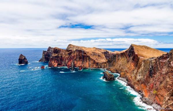  Được thiên nhiên ưu ái vẻ đẹp nên thơ, quần đảo Madeira cuốn hút bởi những vách đá nham thạch nhô ra bờ biển với khung cảnh hùng vĩ và lãng mạn. Bên cạnh đó, với bãi cát phẳng và làn nướ