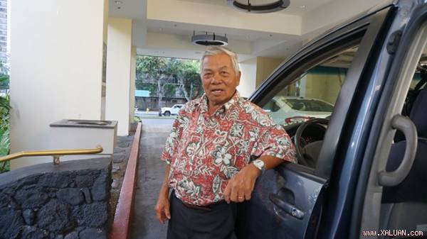 Ông Nguyễn Năng Tỉnh (Abraham Martin Nguyễn) bên chiếc xe taxi ở Hawai.