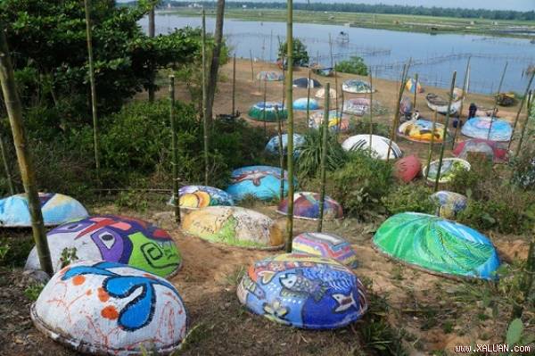 Tranh thuyền thúng đã được xếp dọc hai bên đường vào làng Bích Họa. Ảnh: Trương Hồng