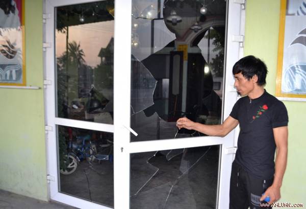Vào rạng sáng 31/5, hai cửa kính nhà anh Thìn bị đối tượng lạ mặt đập phá. Ảnh: Đ.Tuỳ