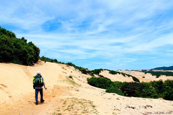 Gian nan vượt 4km đồi cát nắng nóng