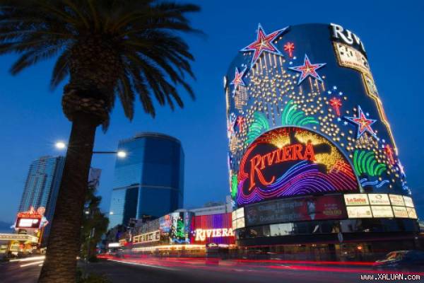 Diễn viên, ca sĩ nổi tiếng Liberace là người cắt băng khánh thành khách sạn. Ảnh:USNews.