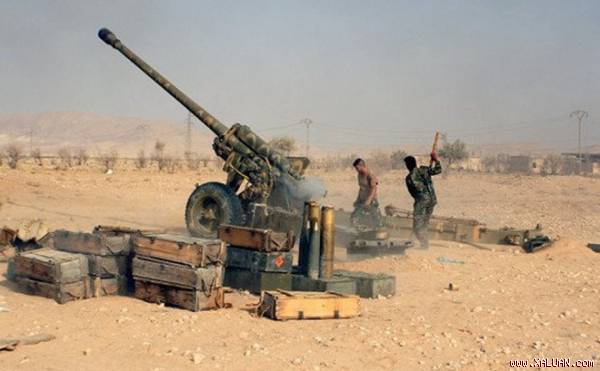Pháo binh quân đội Syria chiến đấu trên vùng sa mạc Palmyra