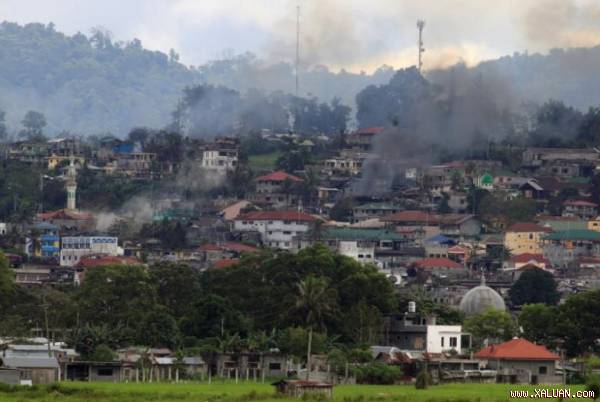 Khói bay lên từ các tòa nhà ở Marawi, Philippines, khi giao tranh giữa IS và lính nhà nước vẫn chưa chấm dứt