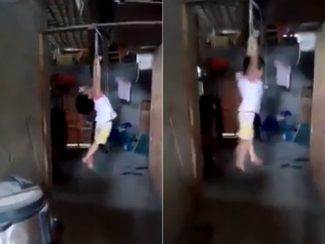 Hung thủ trói tay, treo cháu bé lên xà nhà là mẹ nuôi. (Ảnh chụp màn hình)
