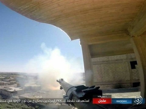Tay súng IS ngắm bắn các chiến binh người Kurd trên chiến trường Raqqa