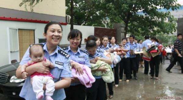 Công an Trung Quốc giải cứu các em bé bị bọn buôn người bắt cóc - Ảnh: China.org.cn