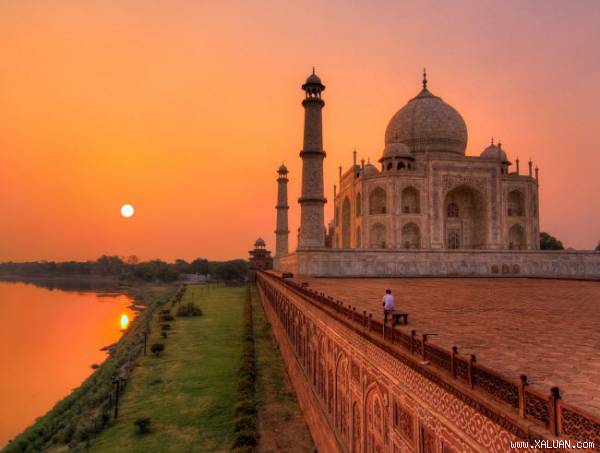 Bình minh là khoảng thời gian lý tưởng nhất để trải nghiệm không gian vắng lặng tại những địa điểm du lịch nổi tiếng như đền Taj Mahal ở Ấn Độ.