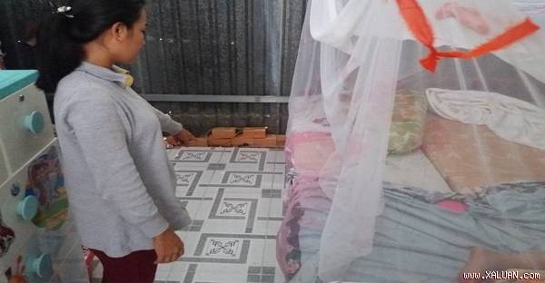 Người mẹ chịu bị hiếp dâm để bảo vệ con đang chỉ lại vị trí mình bị khống chế