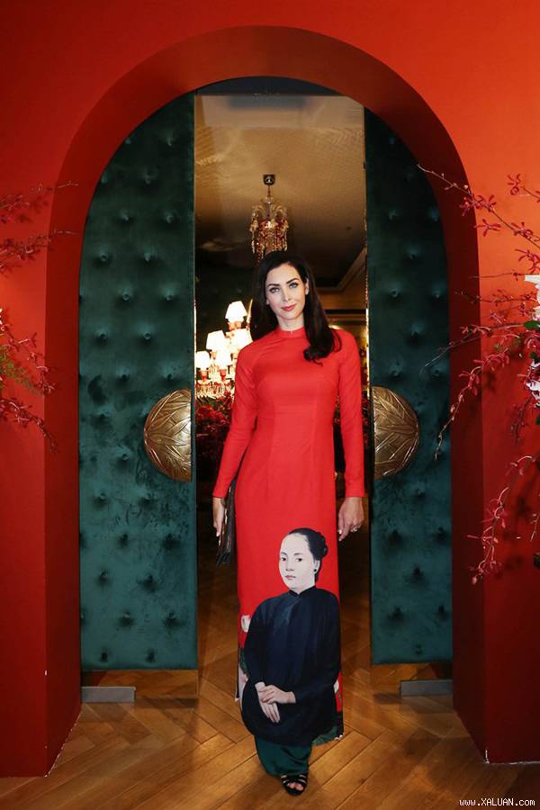  Hoa hậu Hoàn vũ thế giới 2005 Natalie Glebova đang có chuyến công tác tại Việt Nam. Mới đây, cô được mời dự sự kiện khai trương nhà hàng sang trọng ở một trong những khách sạn 5 sao cổ nhất Sài