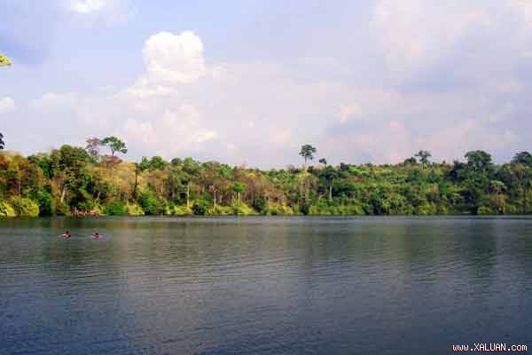Hồ Yeak Laom , viên ngọc xanh của Banlung, như Tơ Nưng của Pleiku vậy.