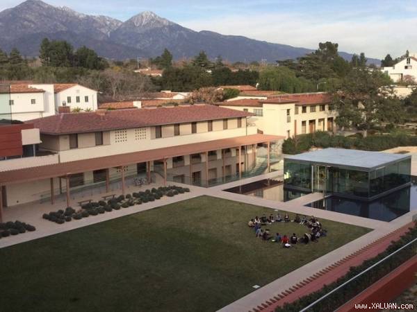 Đại học Claremont McKenna nằm ở miền Nam California có tỷ lệ đầu vào ở mức 10,35%. Đây là một trong những trường ’liberal-art’ - chương trình học thiên về việc phát triển kiến thức nền tả