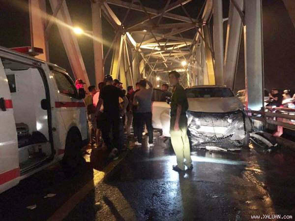  Vụ tai nạn ở cầu Chương Dương (Hà Nội) khiến 3 người đi trên xe máy chết tại chỗ.