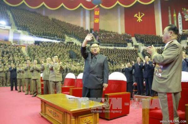 Nhà lãnh đạo Triều Tiên Kim Jong-un (giữa) tại buổi biểu diễn nghệ thuật mừng thành công vụ phóng thử tên lửa đạn đạo liên lục địa (ICBM) ngày 9/7. Ảnh: YONHAP/TTXVN