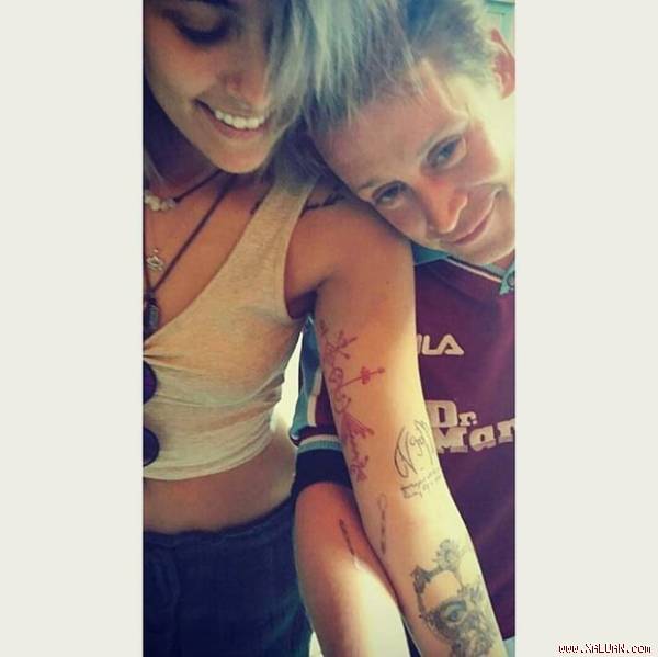 Hình xăm đôi của Paris và Macaulay Culkin.