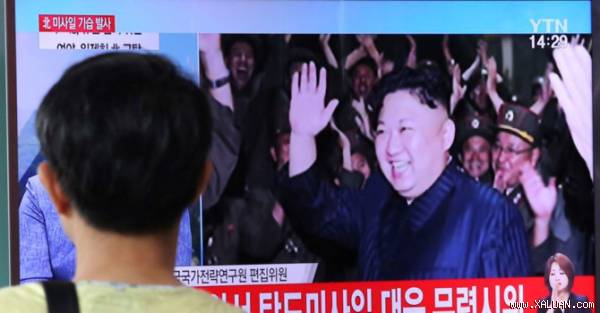 Truyền hình Triều Tiên cho thấy nét mặt hoan hỉ của ông Kim Jong-un sau thành công của đợt thử tên lửa mới nhất. Ảnh AP