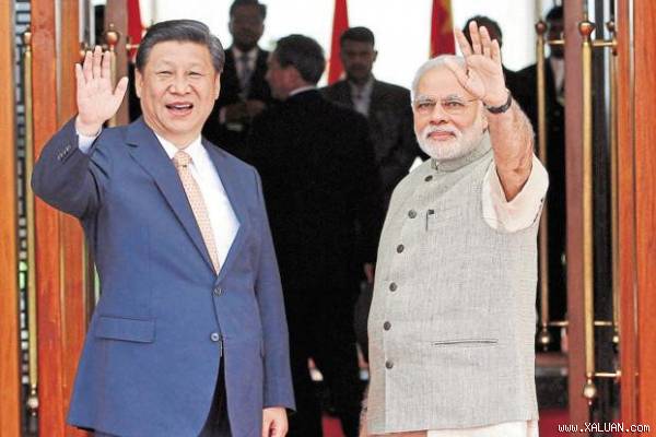 Chủ tịch Trung Quốc Tập Cận Bình (trái) và Thủ tướng Ấn Độ Narendra Modi