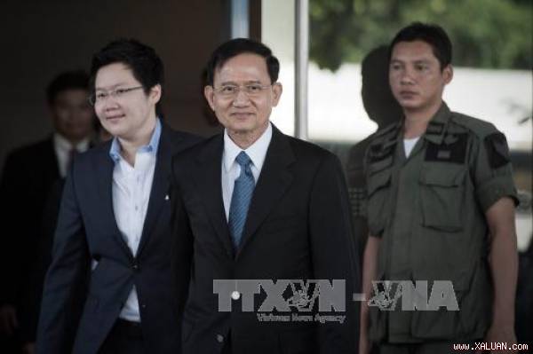 Cựu Thủ tướng Somchai Wongsawat (giữa) rời khỏi tòa án ở Bangkok ngày 29/5. /TTXVN