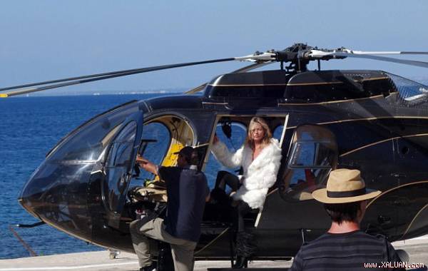 Kate Moss thực hiện buổi chụp hình đặc biệt với phong cách tự do, phóng túng.