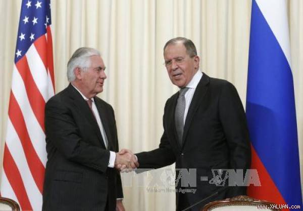 Ngoại trưởng Nga Sergei Lavrov (phải) và người đồng cấp Mỹ Rex Tillerson (trái) trong một cuộc họp báo. Ảnh: EPA/TTXVN