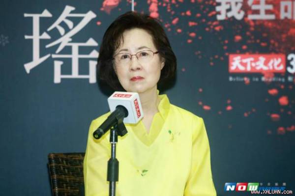 Ngày 1/8, nữ sĩ Quỳnh Dao họp báo ra mắt sách mới “Trước khi hoa tuyết phiêu lạc - Bài học cuối cùng của cuộc đời“.