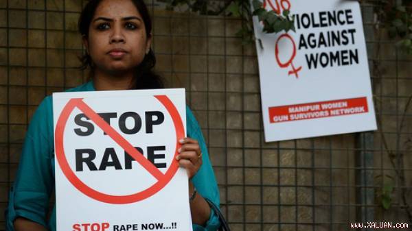 Phản đối nạn cưỡng hiếp phụ nữ ở Ấn Độ. Ảnh: HINDUSTAN TIMES
