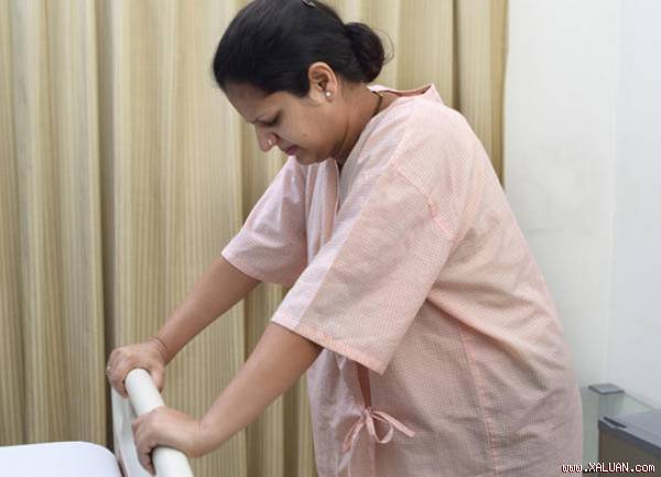 Chị đau đẻ suốt 5 tiếng chỉ có mẹ chồng bên cạnh. (Ảnh minh họa)