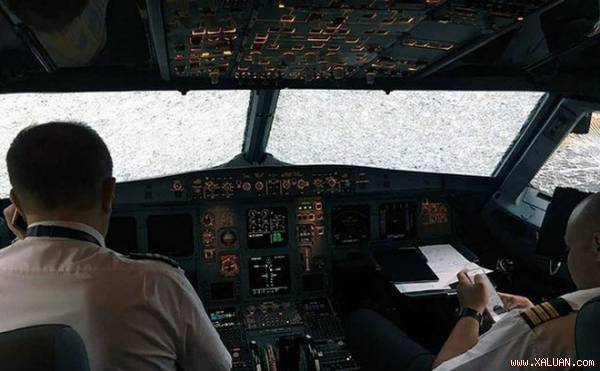 Trúng mưa đá, máy bay nát mũi hạ cánh an toàn nhờ phi công anh hùng