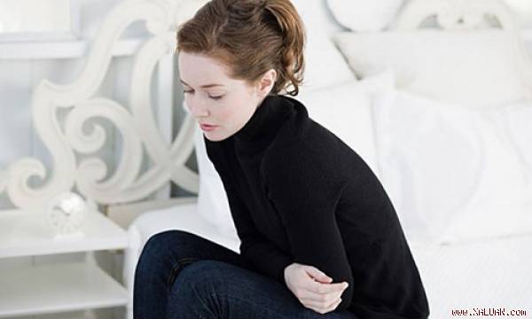 Cô cảm thấy hoảng hốt vì bản thân dao động trước vị sếp ga-lang (Ảnh minh họa)